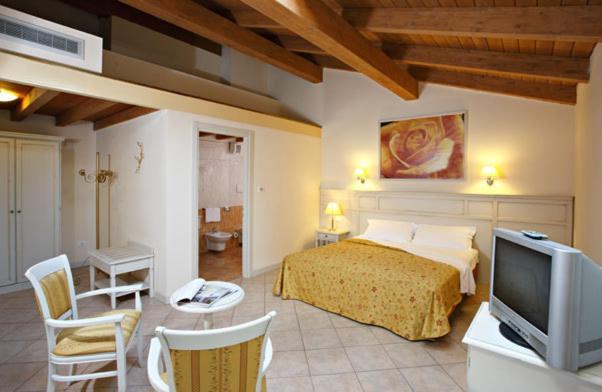 Hotel Gabarda Carpi Zimmer foto